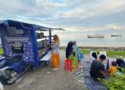 Baca Buku Sambil Mewarnai Dekat Pantai Karangkongo Sapeken