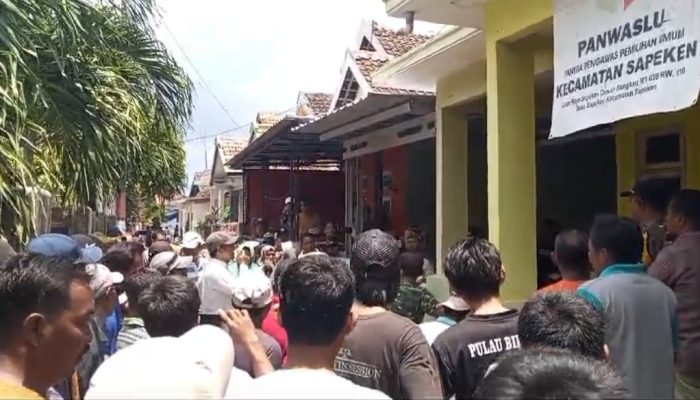 Breaking News: Kantor Panwascam Sapeken Didemo Warga