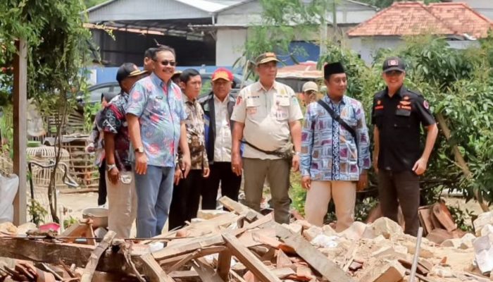 Rumah Roboh Akibat Angin Kencang di Datangi Pj Bupati Pamekasan