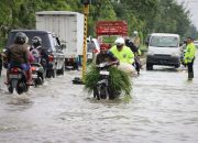 Jalan Utama Macet Karena Banjir, Satlantas Polres Sumenep Sigap Urai Kemacetan