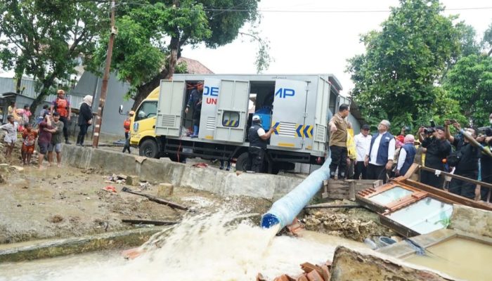 BPBD Jatim Terjunkan Mesin Pompa Penyedot Air di Blega