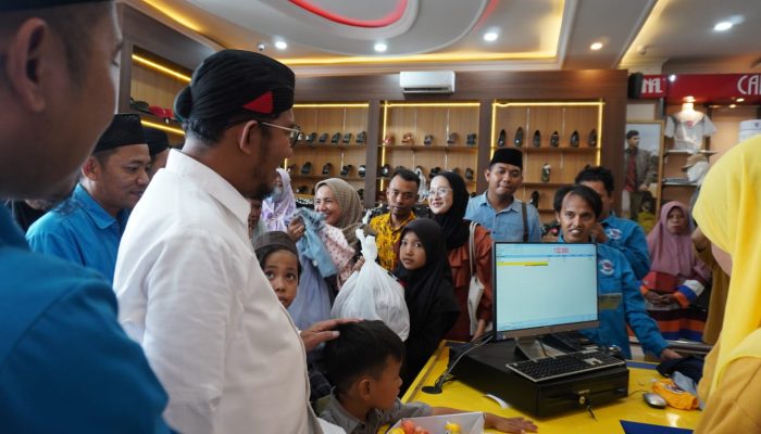 Bupati Achmad Fauzi Borong Baju Lebaran Bareng Anak Yatim