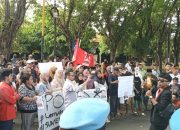 GMNI dan Keluarga Korban Pencabulan Demo Mapolres Sumenep