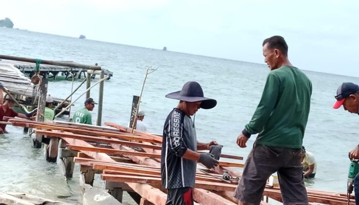 Pemdes Pagerungan Kecil Rehab Dermaga Kayu Pakai Dana Desa Tahun 2024
