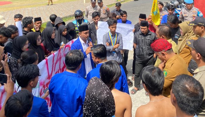 PMII UNIBA Madura Berikan Kartu Kuning ke Disbudporapar Sumenep