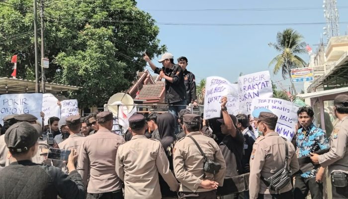 BEMSU Demo Pelantikan DPRD Sumenep Memprotes Dana Pokir