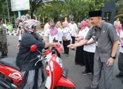 Pj Bupati Bangkalan Ingatkan Bulan Kemerdekaan dengan Pembagian Bendera Merah Putih
