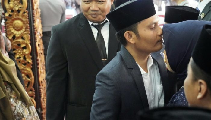 Mas Akis Jasuli Bikin Suasana Romantis di Pelantikan DPRD Sumenep
