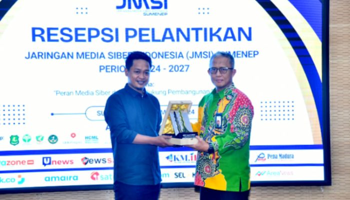 Dirut Bank BPRS Bhakti Sumekar Dinobatkan sebagai Tokoh Penggerak Literasi Keuangan