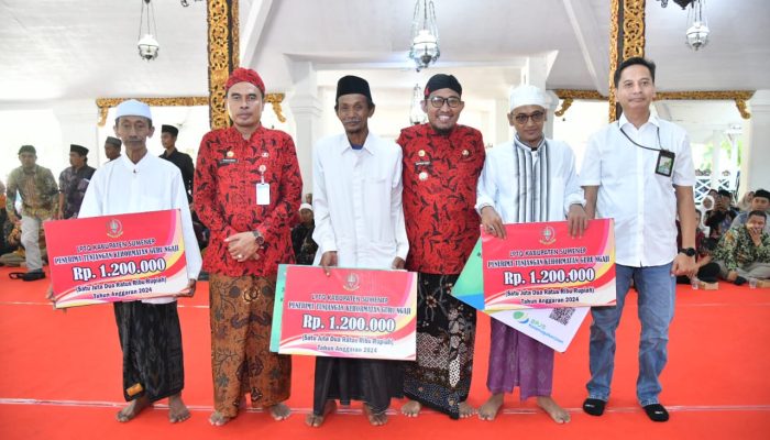 Bupati Achmad Fauzi Serahkan Bantuan kepada Ribuan Guru Ngaji di Sumenep