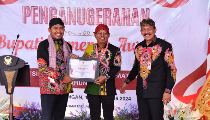 Bawa Inovasi JEBOLWATI, Camat Sapeken dapat Penganugerahan Bupati Award 2024
