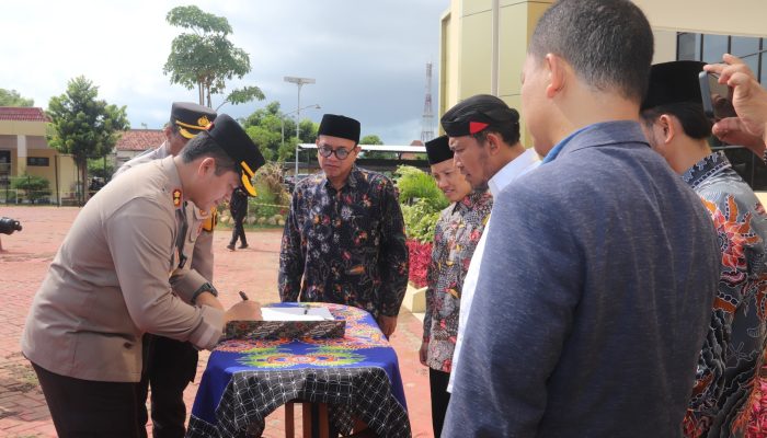 Kapolres Sumenep Serahkan Walpri kepada Pasangan Cabup-Cawabup Pilkada 2024