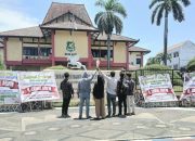 Aktivis Gempar Bertabur Karangan Bunga di Depan Kantor DPRD Sumenep