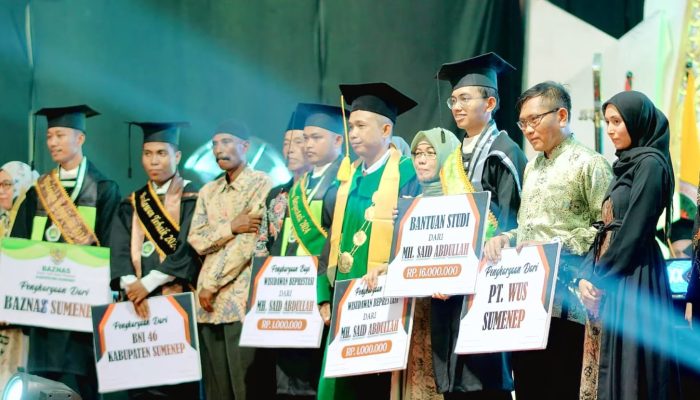 Wisuda STKIP PGRI Sumenep dan AKS Berikan Penghargaan kepada Lulusan Berprestasi