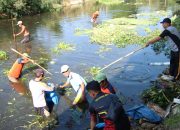 Polres Sumenep Bersihkan Sungai di Desa Marengan