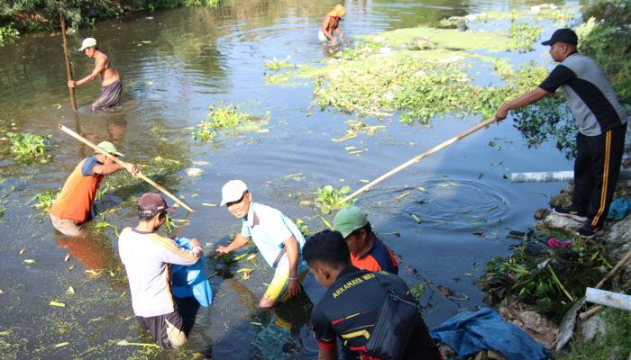 Polres Sumenep Bersihkan Sungai di Desa Marengan