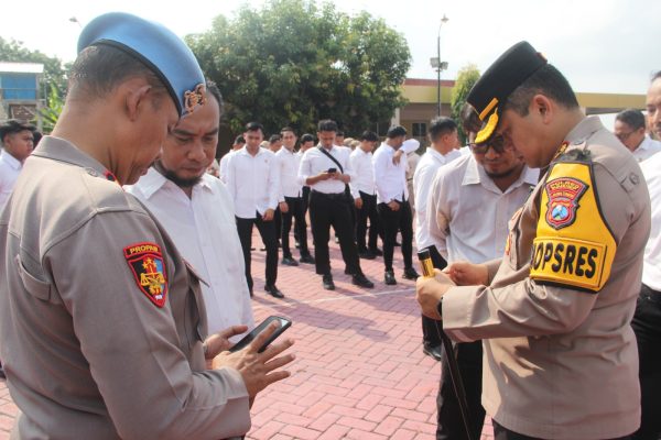 Antisipasi Judi Online, Kapolres Sumenep Cek Ponsel Para Anggota