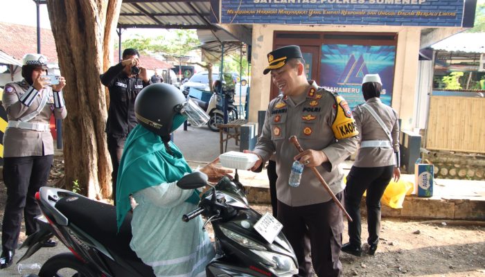 Kapolres Sumenep Bersama Anggota Satlantas Bagikan Nasi Kotak kepada Pengendara Jalan Raya