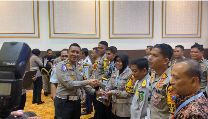 Kasatlantas dan Dinas Perhubungan Terima Penghargaan dari Polda Jatim