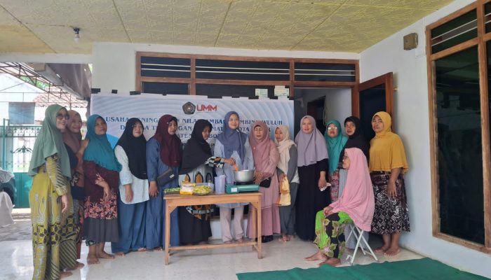 Dosen UMM Gerakkan Ibu Rumah Tangga Hasilkan “Kismis” dari Belimbing Wuluh