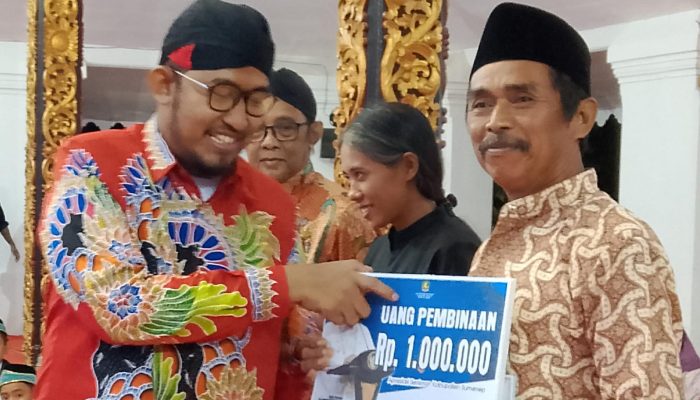 Bupati Fauzi Beri Penghargaan kepada Seniman dan Budayawan Sumenep