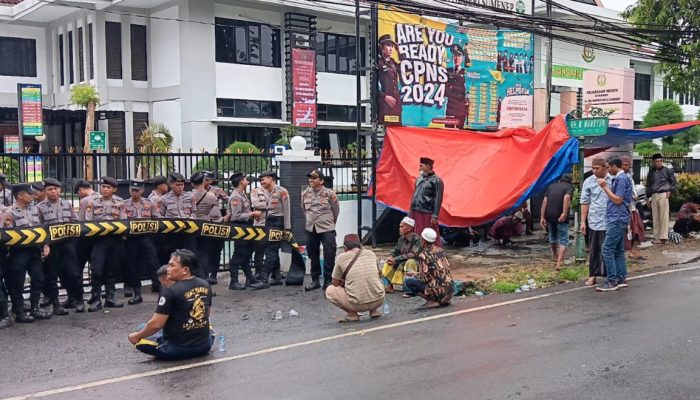 Warga Desa Badur Unjuk Rasa Menuntut Kejari Keluarkan P21 Terhadap Kasus Pengrusakan Lahan
