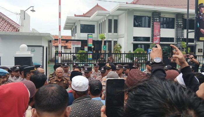 Ratusan Warga Badur Datangi Kejari Sumenep, Desak Kejelasan Penanganan Kasus Dugaan Pengrusakan Lahan
