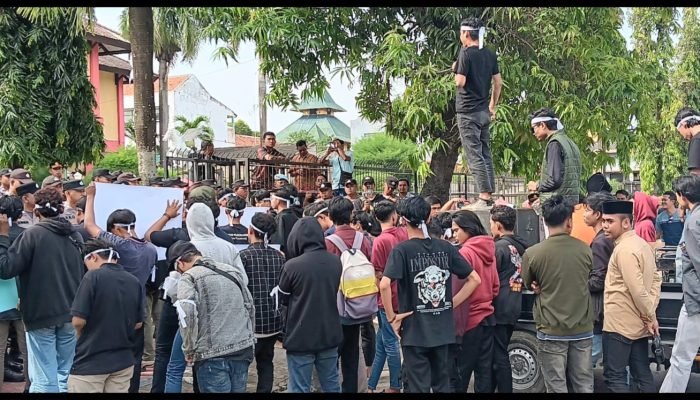 Aksi Mahasiswa: Pokoknya BK DPRD Sumenep Wajib Berhentikan BEI