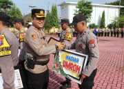 Kapolres Sumenep Apresiasi Anggota Berprestasi dengan Penghargaan dan Hadiah Umroh