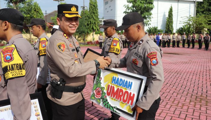 Kapolres Sumenep Apresiasi Anggota Berprestasi dengan Penghargaan dan Hadiah Umroh