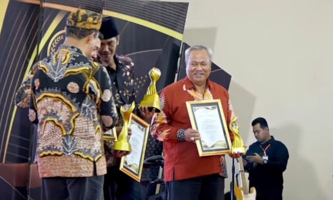 Kepala SMKN 1 Sumenep, Raih Penghargaan Kepala Sekolah Favorit III pada Madura Award 2024