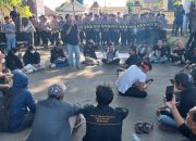 Kecewa Tak Ditemui Kapolres Sumenep, Aktivis HIMPASS Orasi Pakai Bahasa Bajo Sapeken