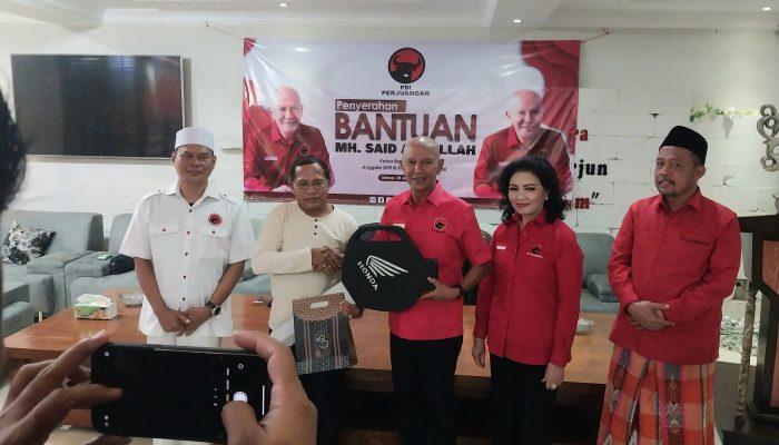 Said Abdullah berikan Bantuan Sepeda Motor kepada Guru SMA Putra Bangsa Kangean
