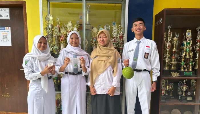 Siswa SMANETA Berinovasi: Plastik Ramah Lingkungan dari Buah Sukun