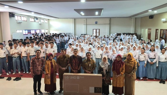 Prof Eko Bikin Heboh Pelajar lewat Program Professor Goes to School di Tulungagung