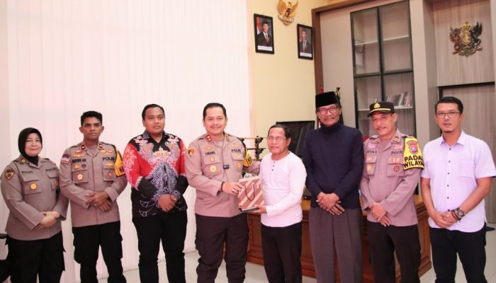 Kapolres Sumenep Berikan Bantuan dan Perlindungan kepada Guru Korban Pembakaran Motor