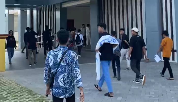 Dua Kantor DPRD Sumenep Disweeping Mahasiswa