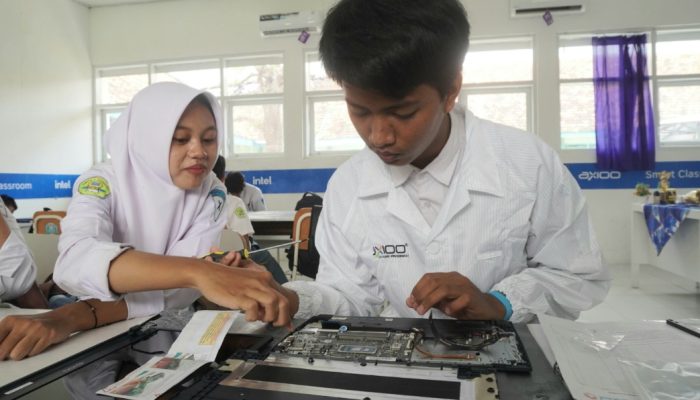 Siswa Axioo Class Program Praktik Merakit Laptop untuk Tingkatkan Kompetensi
