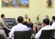 WNA Australia Terdampar di Perairan Sumenep, Kapolres Jamin Keamanan dan Berikan Dukungan Moril