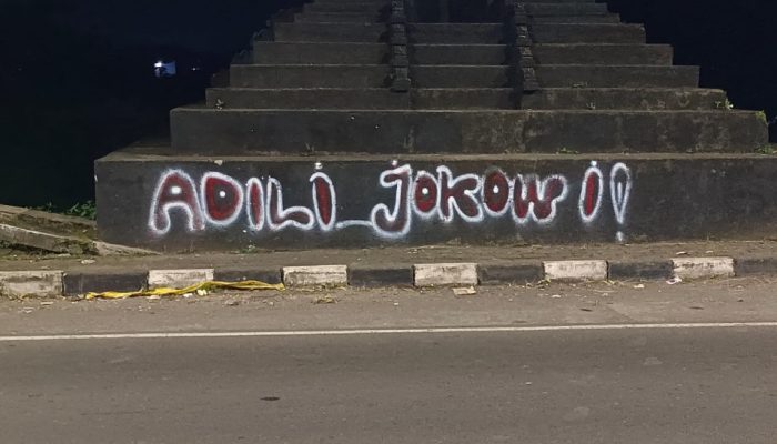 Coretan “Adili Jokowi” Marak di Malang, Warga Bertanya-tanya: Aksi Spontan atau Gerakan Terorganisir?