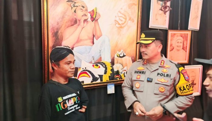 Karya Pelukis Disabilitas Bikin Kapolres Sumenep Terhipnotis