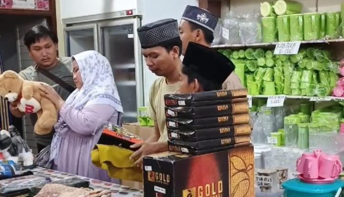 Tepat Tanggal 17 Ramadhan, Kurir Ajak Anak Yatim Beli Baju Lebaran