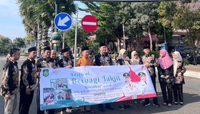 DPMPTSP Sumenep Berbagi Takjil, Pererat Kepedulian di Bulan Ramadan