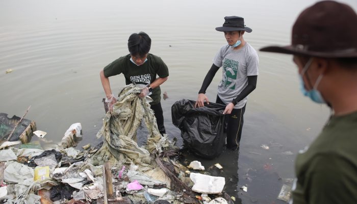 Generasi Emas Nusantara Jatim Pungut Sampah di Jalan Lingkar Sumenep