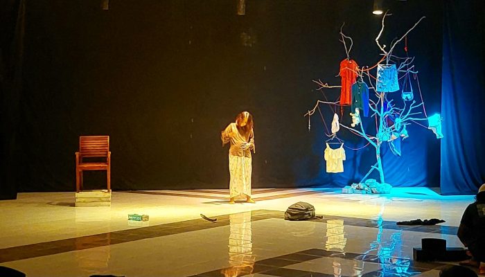 Menunggu Buka Puasa dengan Lakon Dunia Perempuan Gila