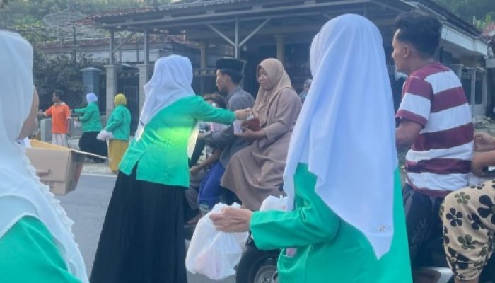 Pengurus Ranting Fatayat NU Prenduan Kembali Laksanakan Bagi Takjil Gratis