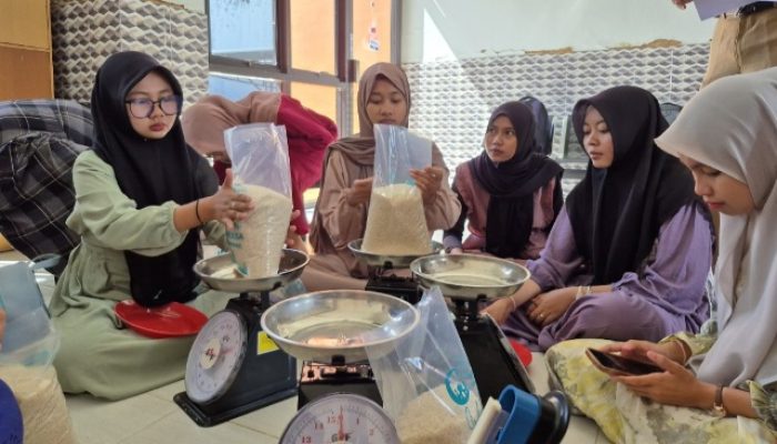 Pengurus OSIS SMKN 1 Sumenep Berbagi Kebahagiaan dengan Menyalurkan Zakat kepada Kaum Duafa
