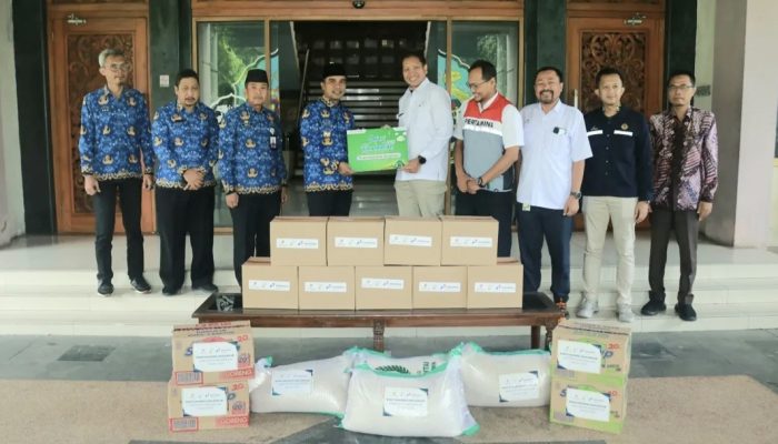Kepala SKK Migas Jabanusa Serahkan Paket Sembako Untuk Korban Banjir di Bangkalan