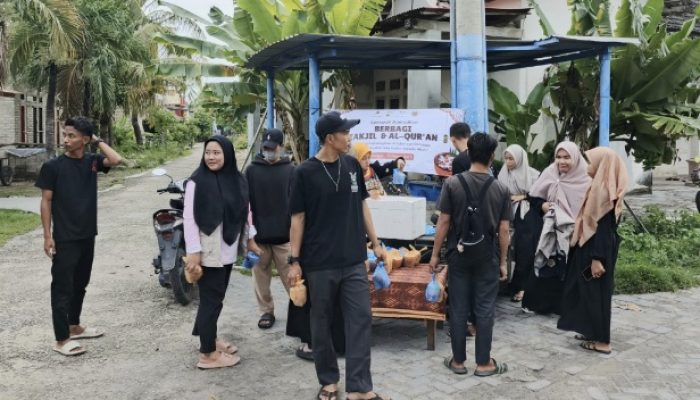 Pemuda Karang Taruna Laskar Obor-KEI Bagikan Takjil dan Al-Qur’an di Pagerungan Besar