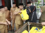 Bupati Bangkalan dan PUDAM Salurkan Paket Sembako untuk Pasukan Kuning